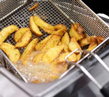 Freidora cocinando patatas con mucho aceite