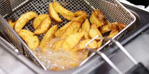 Freidora cocinando patatas con mucho aceite