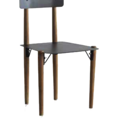 Silla con patas de madera y asiento metálico