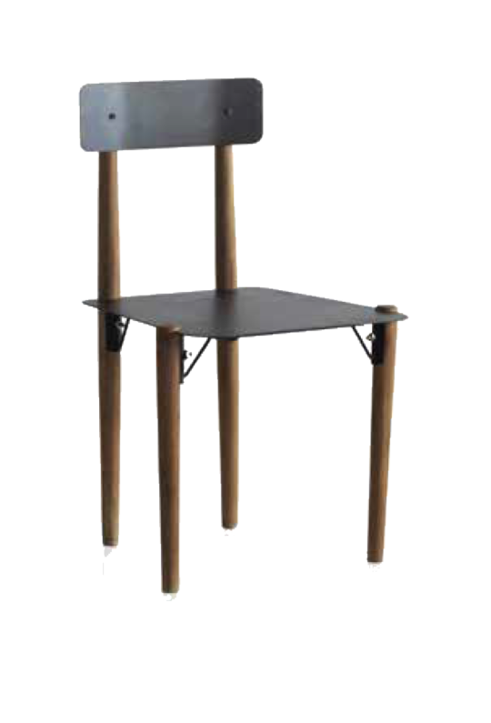 Silla con patas de madera y asiento metálico